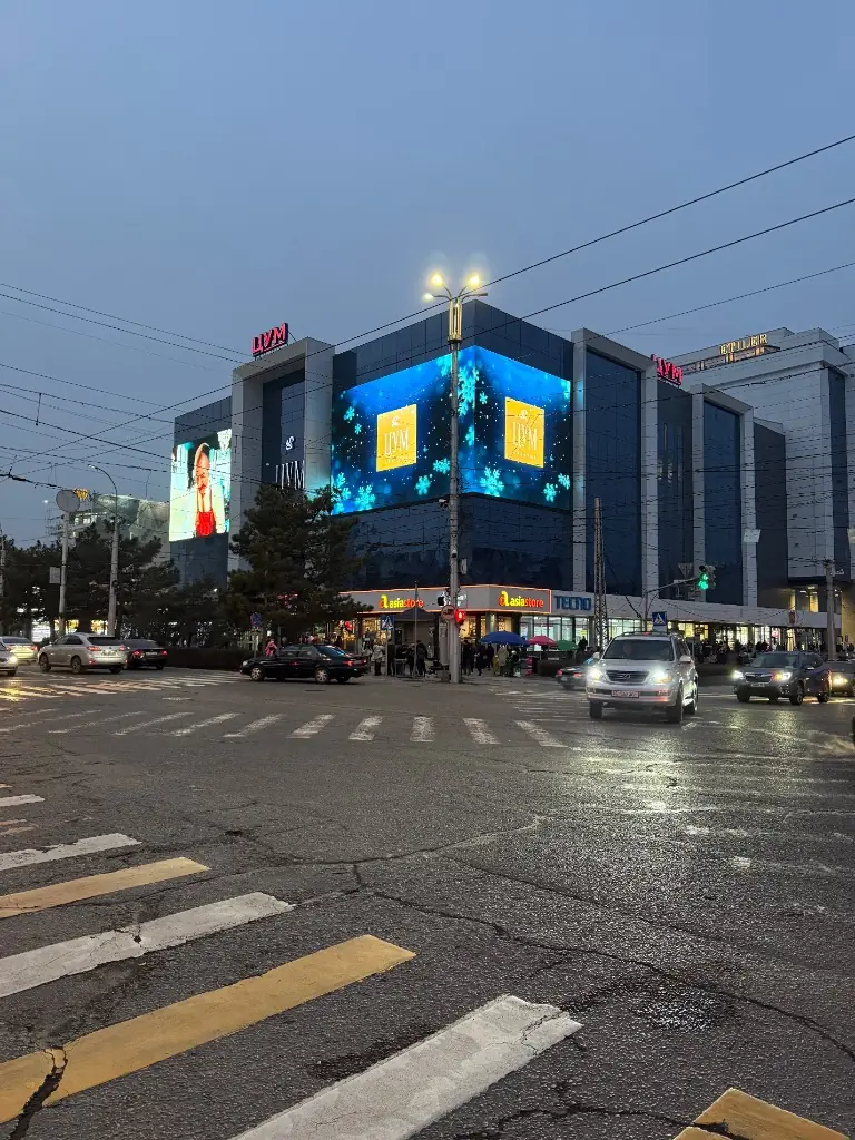 Наружный угловой LED-экран ЦУМ